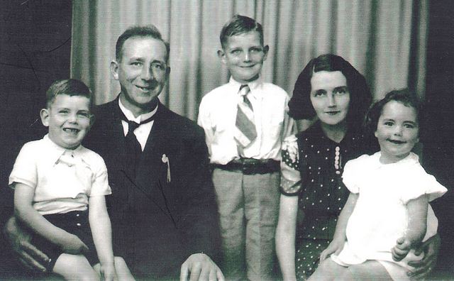 Image Thomas Barnes & Lizzie Annie (nee Harvey) with their three young children