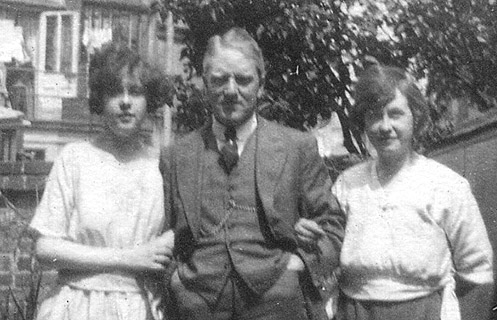 Image (Left to right)<br>Ivy Alice Dando, Charles L E E Dando and Alice Dando (nee Free)