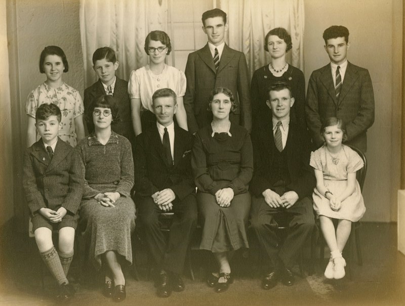 Image James Geake and Sarah May Geake (nee Hellyer)<br>with their ten survivng children