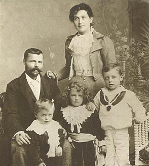 Image Alfred Hibbitt, Alice Hibbitt (nee Ridley)<br>and their three children, circa 1901